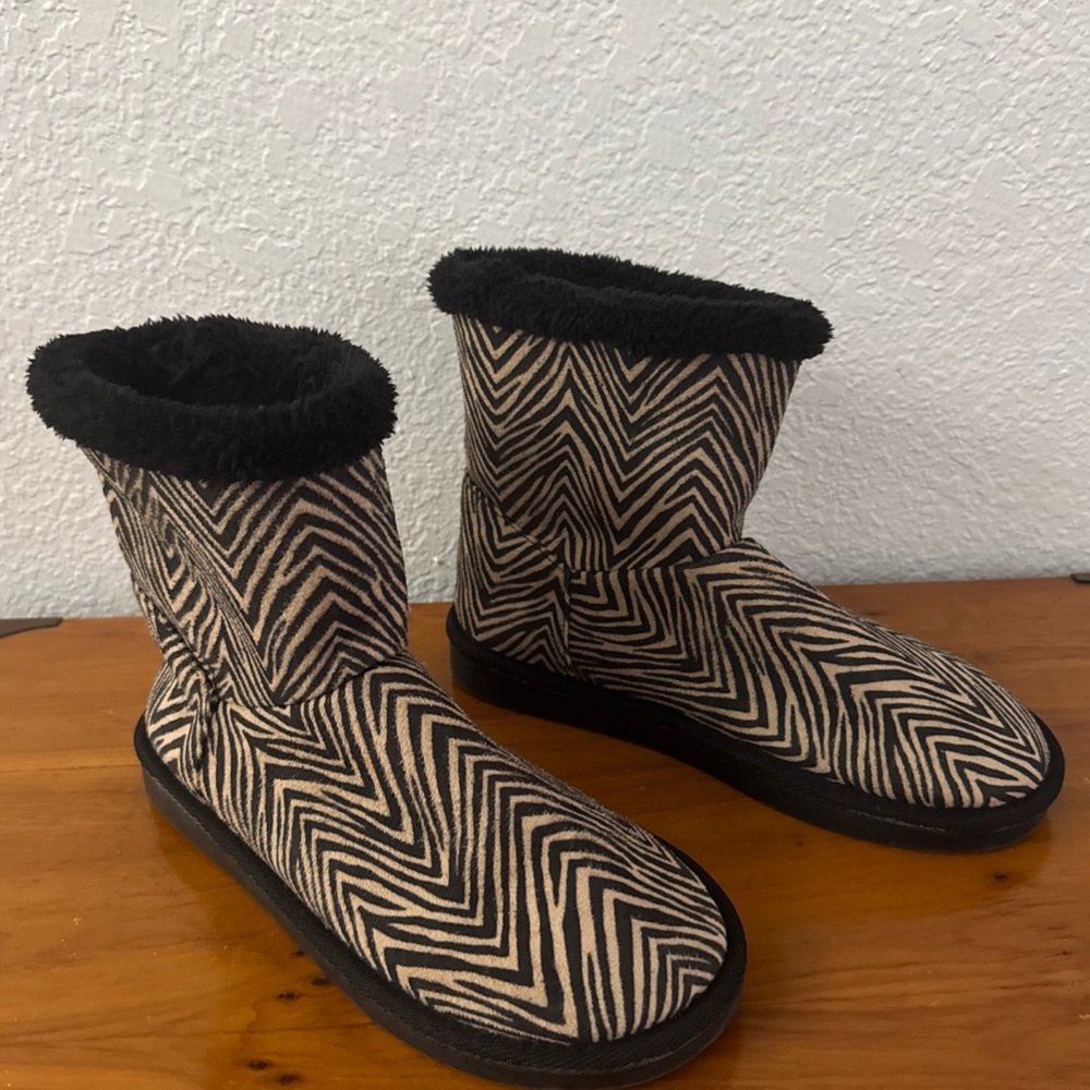 Vera Bradley Women’s Zebra Print Faux Fur Lined Boots Size Med 7/8